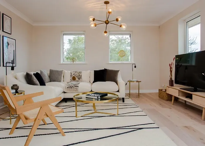 The Sparkford Gardens - Lovely 2Bdr With Balcony